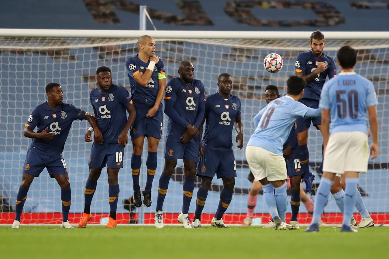 Manchester City se impone en casa ante el Porto por 3 goles a uno. Luis Fernando Díaz abrió el marcador, pero Sergio Aguero empató tras cobrar un penal. Gundogan y Torres anotaron en la segunda parte, dándole la victoria a los 'Cityzens', durante la primera fecha de la Champions League.
