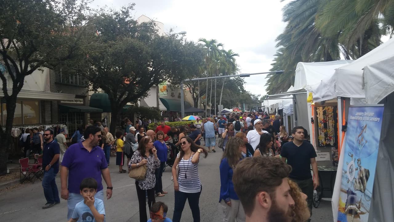 Las condiciones del tiempo fueron perfectas para que los asistentas caminaran a lo largo de la Miracle Mile disfrutando del arte, la música y la comida.