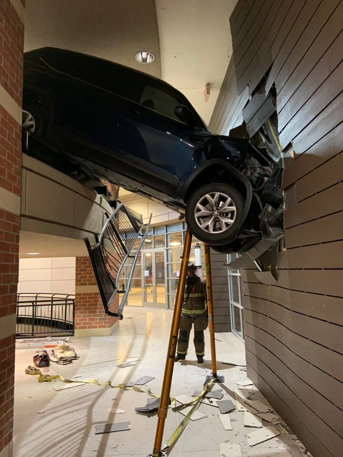 La conductora fue rescatada unos 20 minutos después y no sufrió lesiones. De momento se desconoce qué provocó el percance.