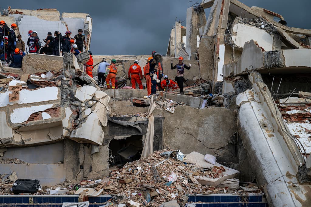 Rescatistas mexicanos trabajan para encontrar supervivientes entre los escombros de un edificio colapsado en Caraballeda, estado de La Guaira, Venezuela, el 30 de junio de 2026. (Miguel Medina/Foto de pool vía AP)