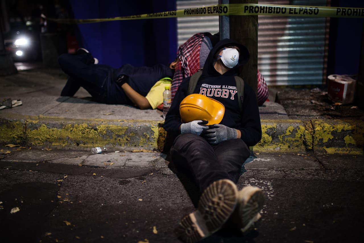 Un ciudadano agotado descansa durante la noche, luego de una dura jornada que aún continúa.