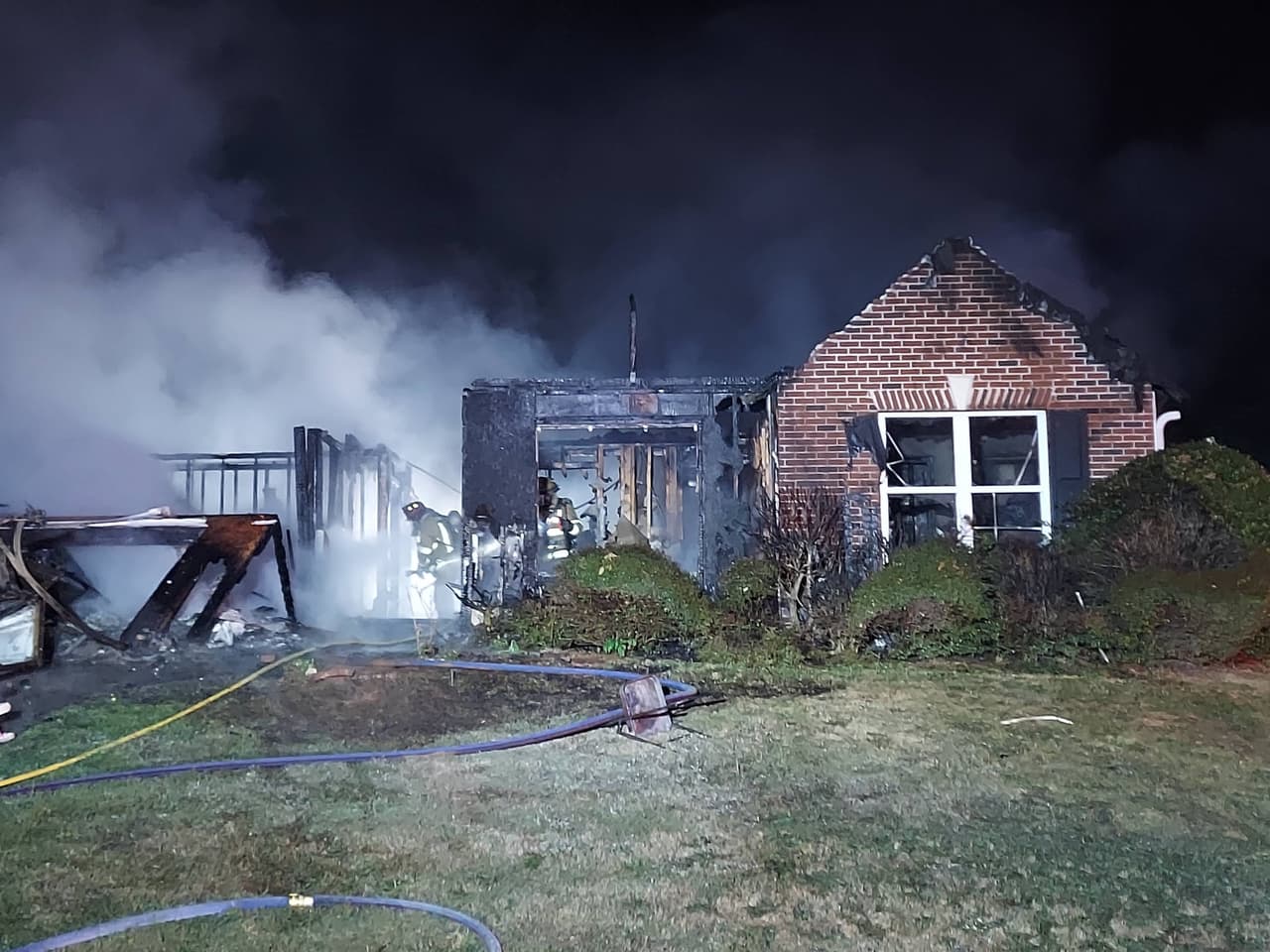 Los investigadores de incendios respondieron a la escena y están tratando de determinar el punto de origen y la causa.