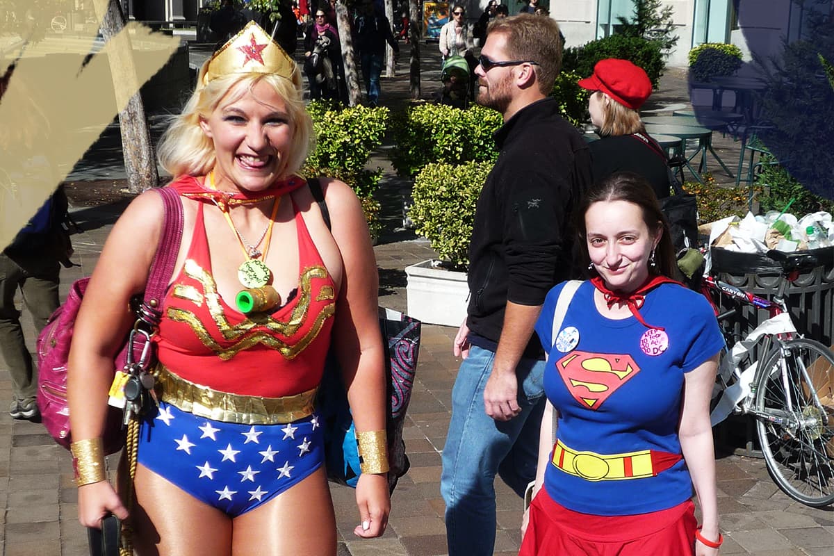 Wonder Woman y Supergirl caminan con una sonrisa.