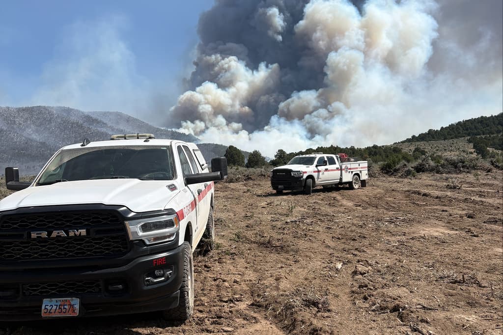 El incendio Iron Fire arde en las afueras de Eureka, Utah, el 20 de junio de 2026. (Kelly Wickens/Departamento Forestal de Utah, Incendios en Tierras Estatales vía AP)