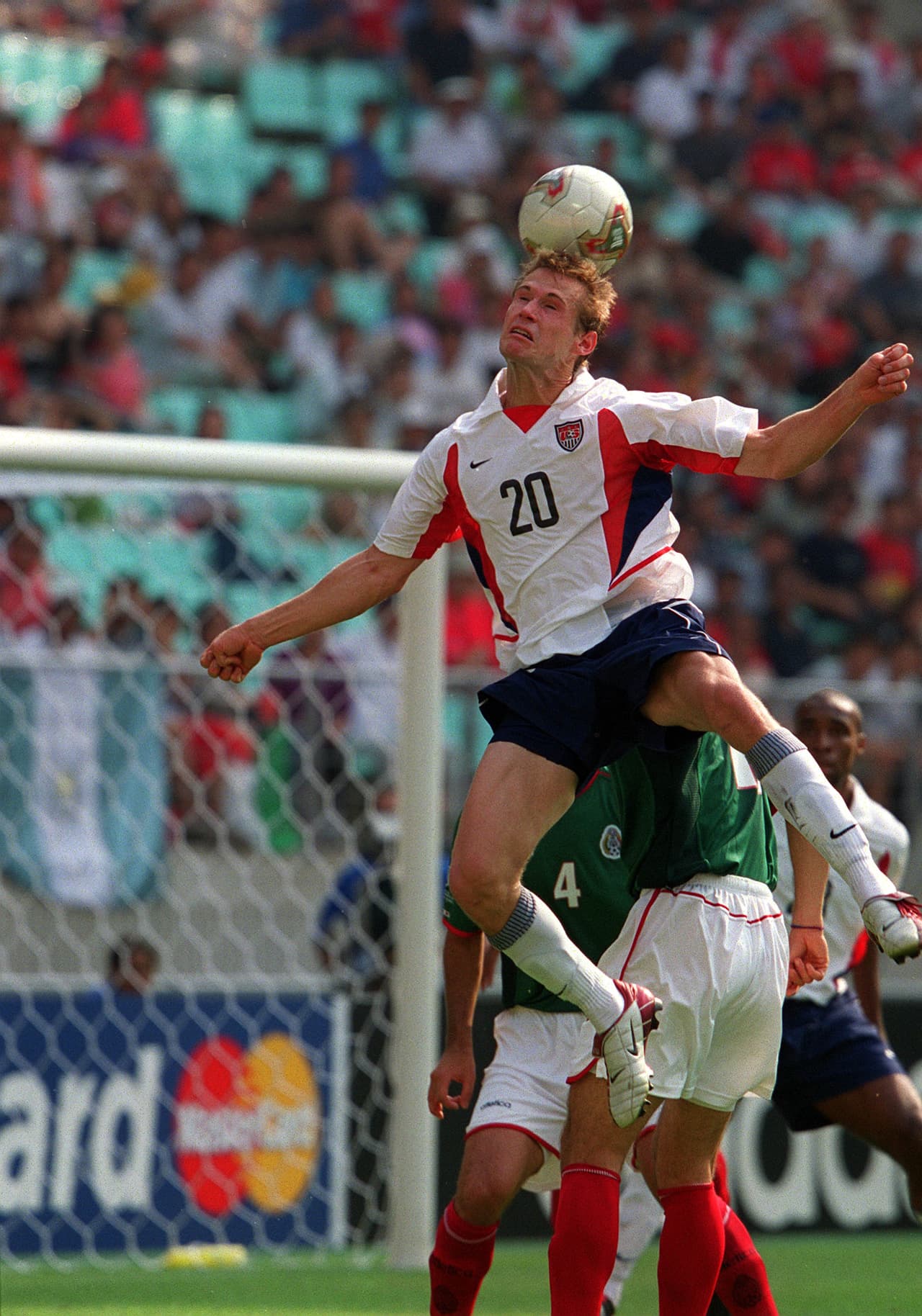 Su juego aéreo hizo la vida imposible a los defensas mexicanos.