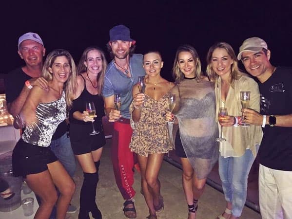 Y qué mejor que brindar en compañía de grandes amigos.