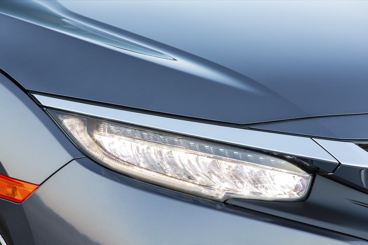 Las agresivas ópticas frontales del Honda Civic Touring 2016 cuentan con tecnología LED