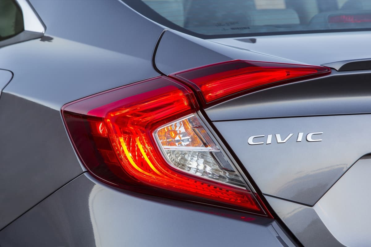 Las vistosas ópticas traseras del Honda Civic Touring 2016, roban gran parte del drama visual de su diseño