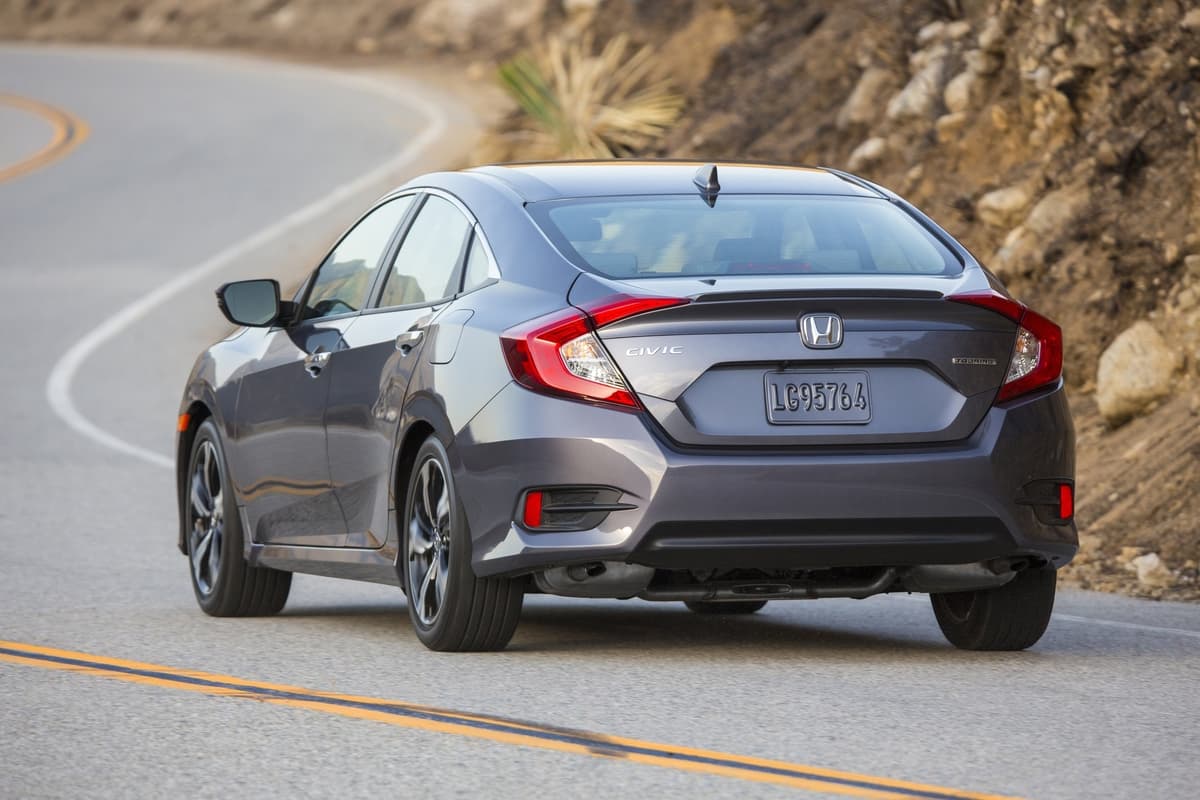 El perfil del Honda Civic Touring 2016 engaña al ojo, sugiriendo un hatchback sin serlo