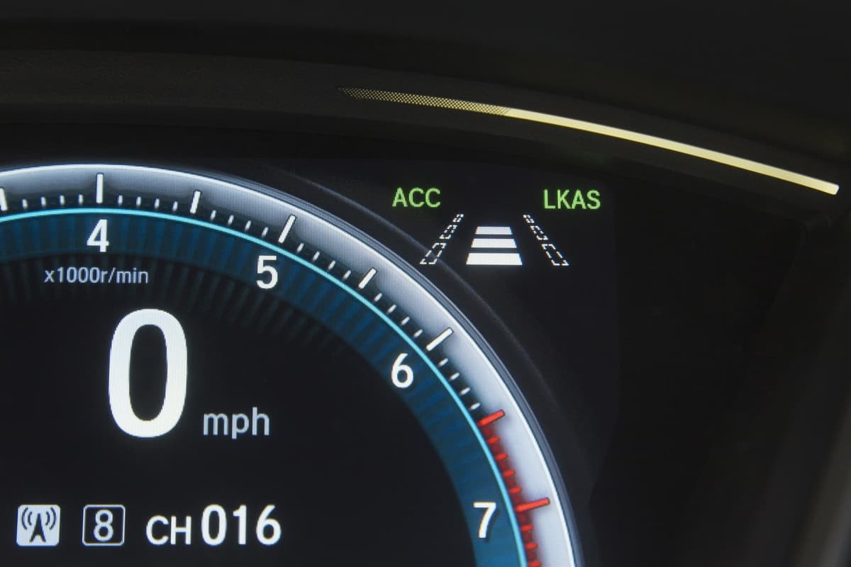 EL Honda Civic Touring 2016 cuenta con el Honda Sensing Package que le da capacidades de conducción semi-autónoma