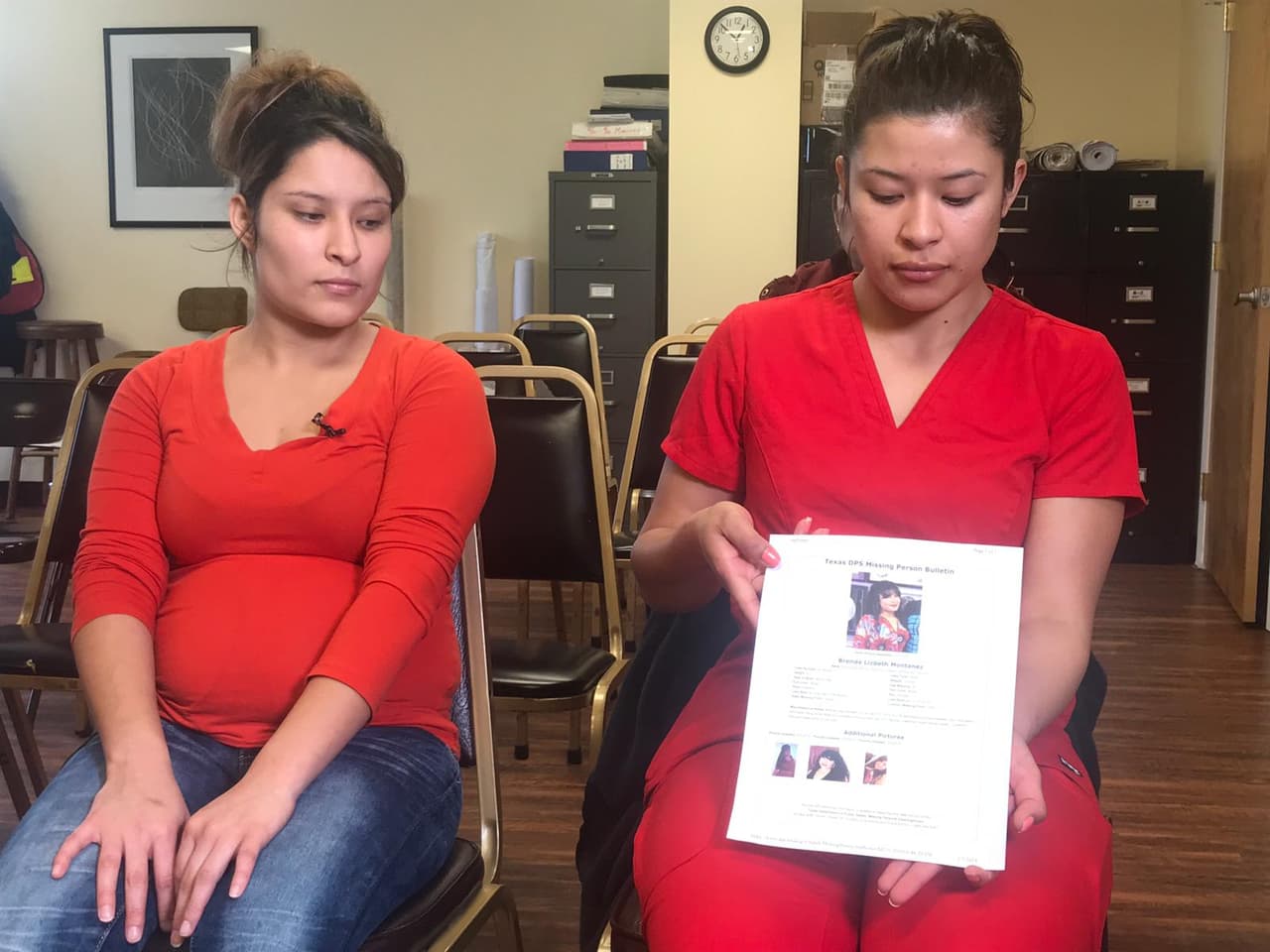 Familiares muestran el anuncio con los datos de la joven.