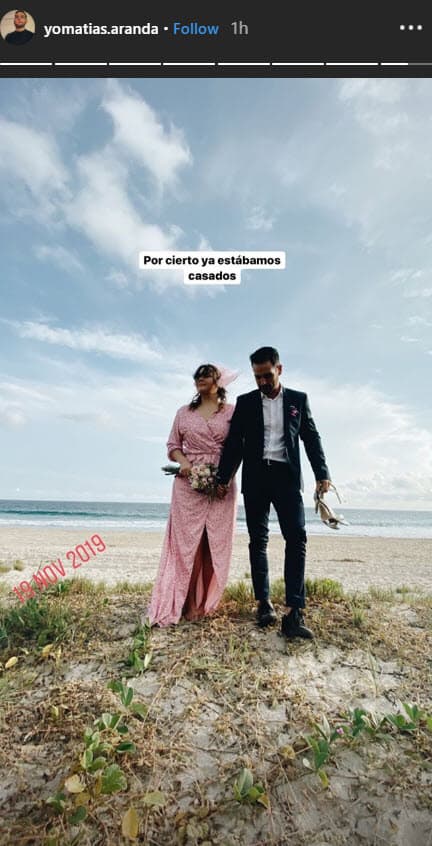 Aunque se cree que la ceremonia se celebró el pasado fin de semana, una fotografía del novio parece aclarar la fecha, pues menciona que el 19 de noviembre de 2019
<b>"ya estábamos casados"</b>, lo que podría abrir la hipótesis de dos posibles bodas, una por lo civil y otra religiosa.
