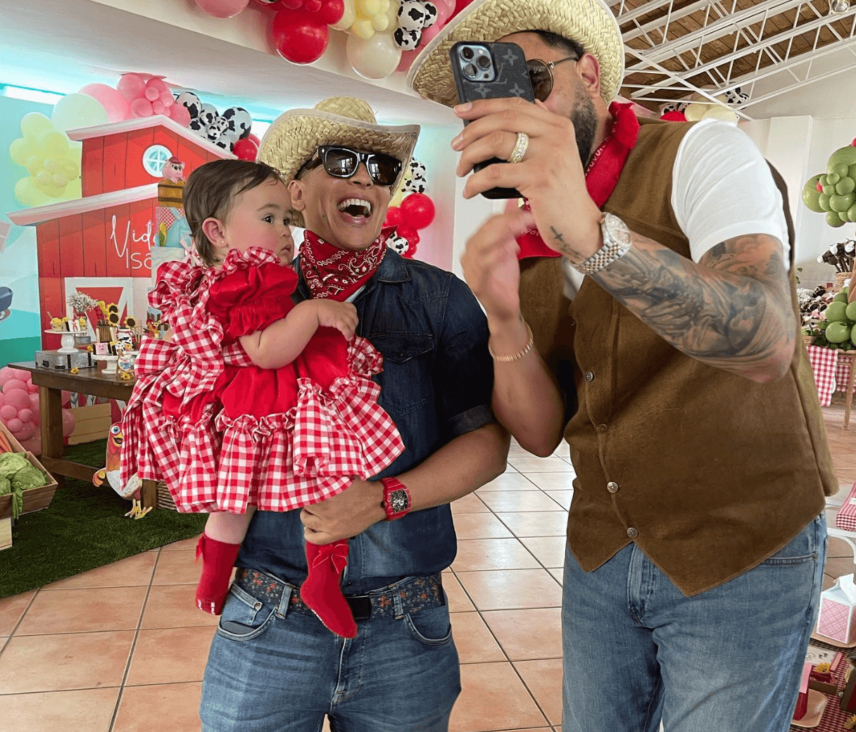 El ‘Big Boss’, fue uno de los invitados a la celebración. Pina escribió en una publicación: “No es necesario la sangre para ser familia. ¡Gracias por ser quién eres para todos mis seres queridos! Te Amamos Brother”.