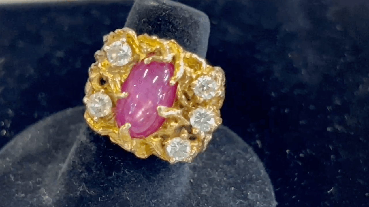 Hay dos anillos que le regaló Elvis Presley que estarán siendo subastados. En internet, puedes hacer tu oferta. Más de 600 objetos son subastados.