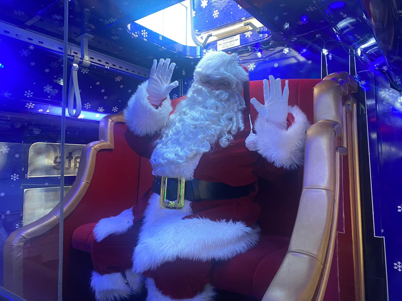 En el techo hay un espacio por donde Santa se asoma a saludar a todos.