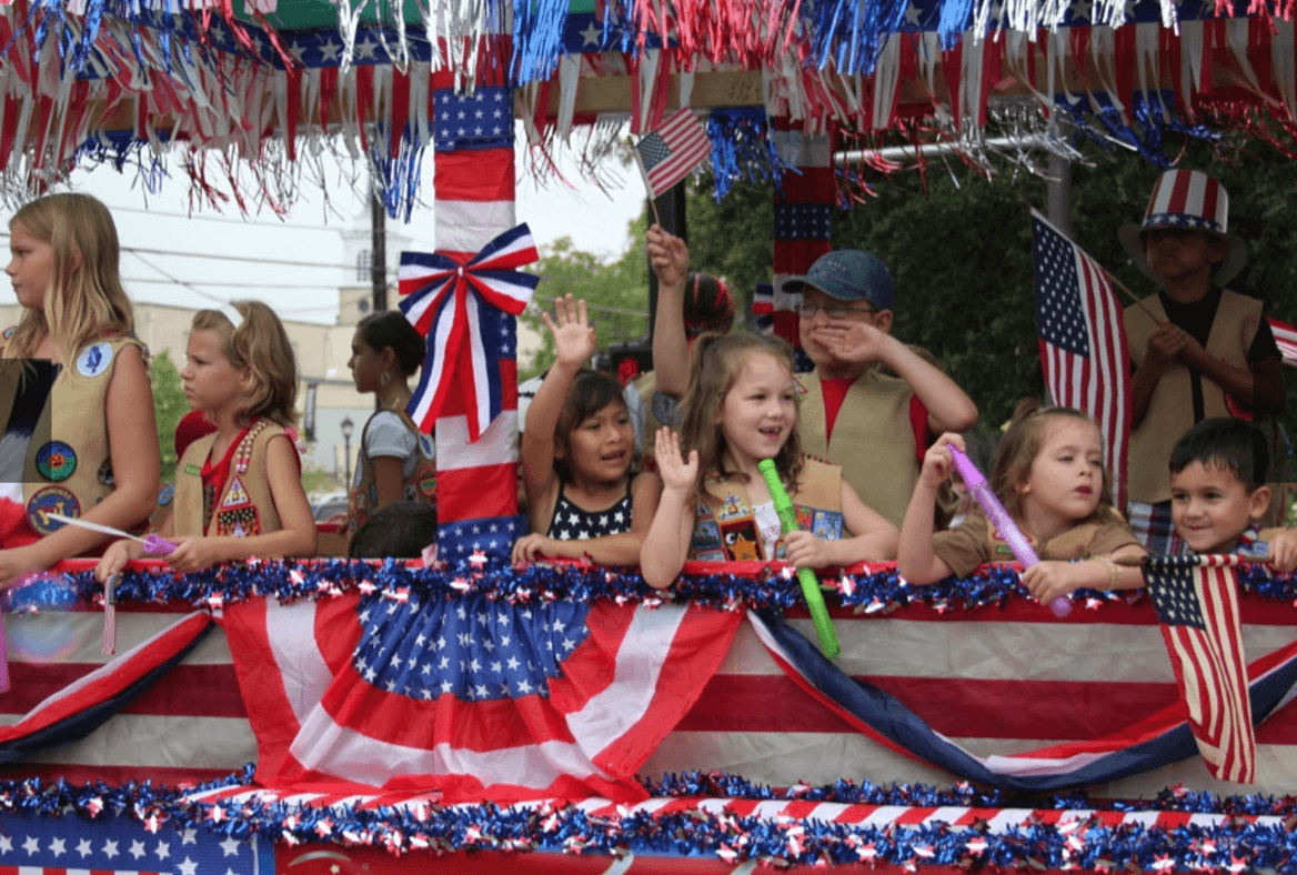 El desfile se jacta de ser
<a href="https://arlington4th.org/spectators">"el evento más longevo de la ciudad"</a>. Empieza a las 9 a.m. pero desde las 7:30 se empezarán a cerrar calles alrededor de Mitchell St. y West St.