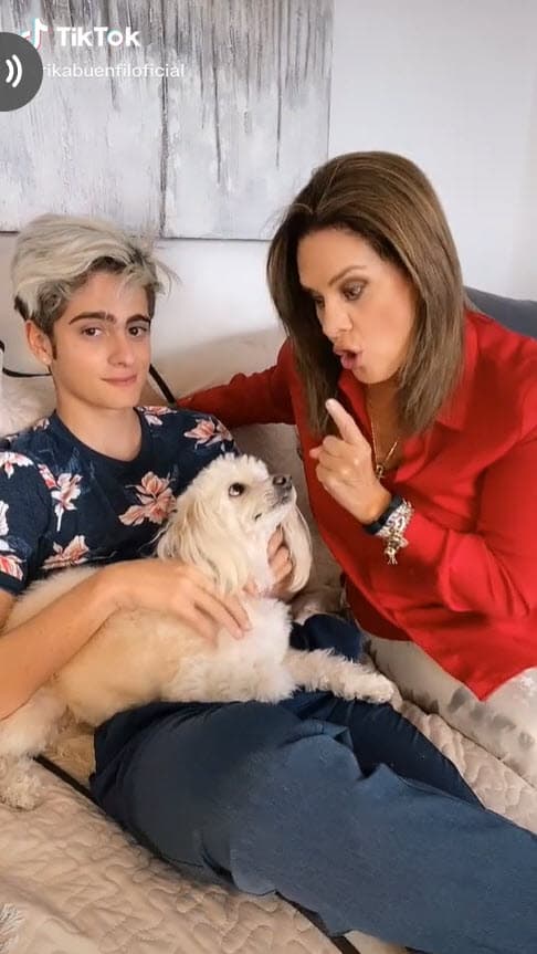 "Se muestra una Erika que se desvela, que come, que
<b> no es perfecta</b>, una Erika que dice palabrotas, también me equivoco, tengo un perro en casa, tengo un niño y soy mamá, entonces esa parte la gente no la conocía de mí", se sinceró en Hoy.
<br>