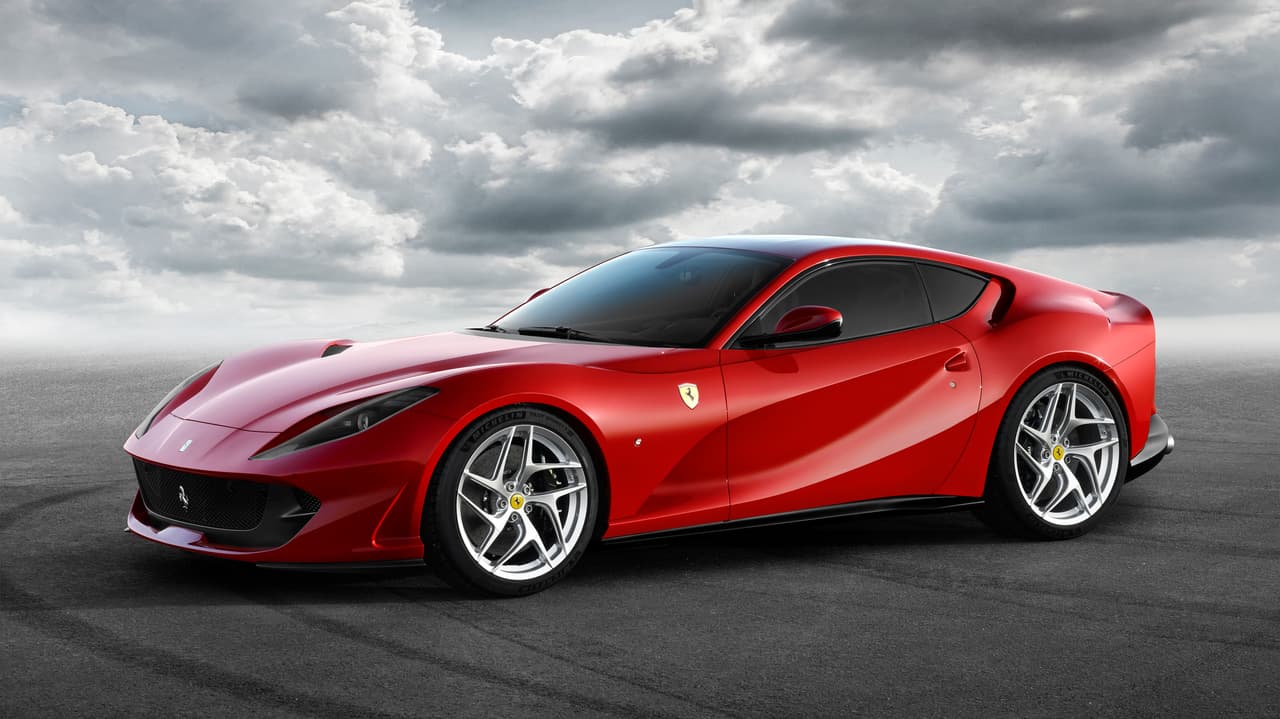 <b>6. <u>Ferrari 812 Superfast 2018</u>:</b> 211 MPH (338 KM/H)
<br>El nombre ‘Superfast’ no es parte de una campaña publicitaria, este auto es realmente rápido. De hecho, Ferrari instalo el motor naturalmente aspirado más poderoso de su arsenal y será el último de los autos sin turbo cargadores o con tecnología hibrida que saldrá de la fábrica de Maranello.