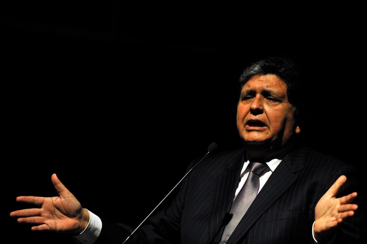 En 2007, García visitó EEUU para promover la aprobación de un acuerdo de libre comercio, plan que tuvo éxito. Además, Perú estaba con una baja inflación y sólido crecimiento económico que pusieron a García lejos de la imagen de fracaso de su primer gobierno. En 2011, debido a que la Constitución de Perú no lo permite, no pudo postularse para la reelección.
<br>
<br>