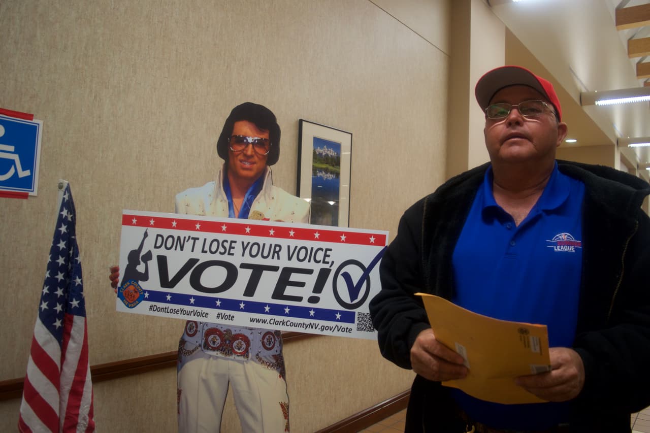Arnulfo Flores vota por primera vez en una elección, en el East Community Center en las Vegas el 24 de octubre de 2016.