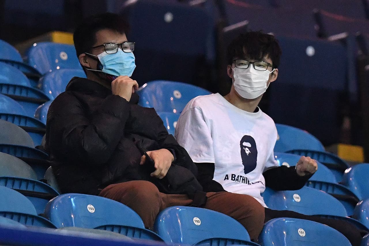 En el Hillsborough Stadium de Sheffield también portaron cubrebocas algunos asistentes.