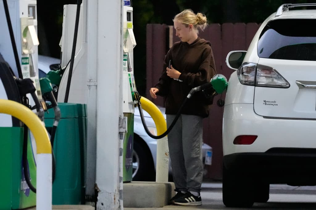 La gasolina alcanza un récord histórico este Labor Day debido a la guerra con Irán y a problemas en las refinerías