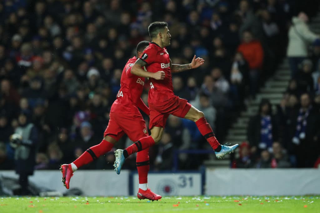 Charles Aranguiz saca un potenete zurdazo que deja sin opciones el arquero Allam McGregor y pone el marcador 2-0.