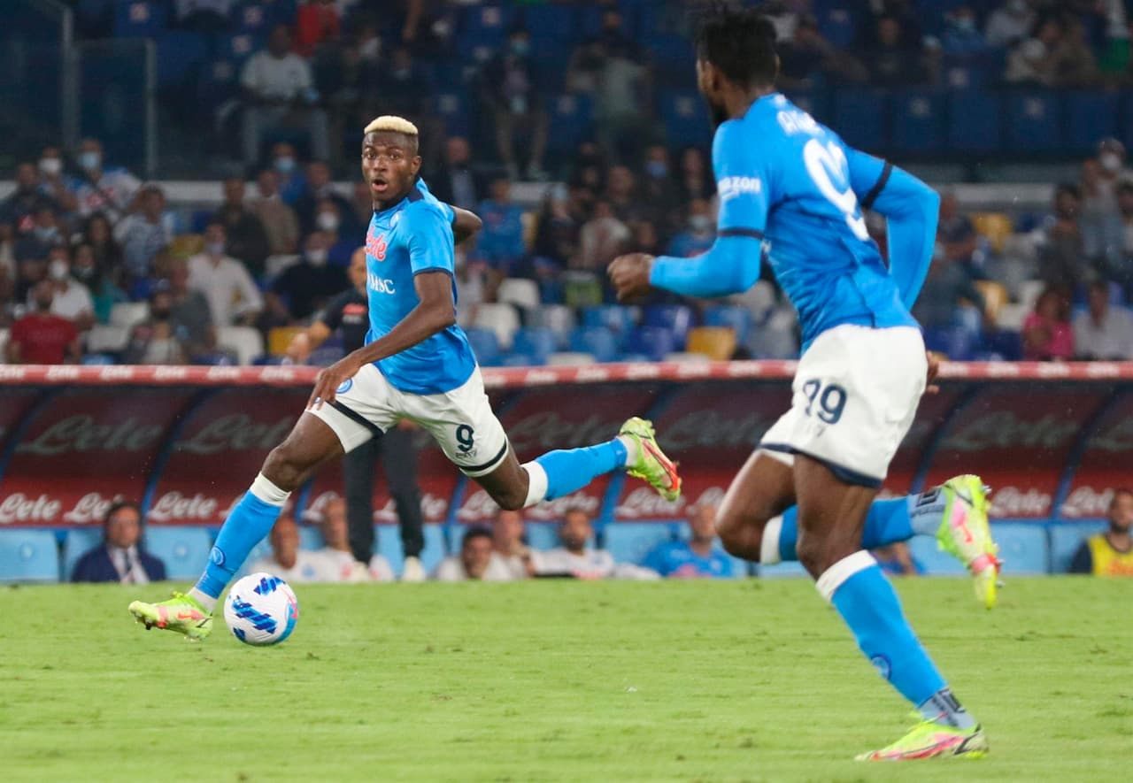 Con anotaciones de Victor Osimhen (11') y Lorenzo Insigne de penalti (57'), el Napoli se impone ante Cagliari 2-0 durante la Jornada 6 en la Serie A. Hirving Lozano jugó los 20 últimos minutos del encuentro y la escuadra 'Azzurra' sigue super líder de la tabla.