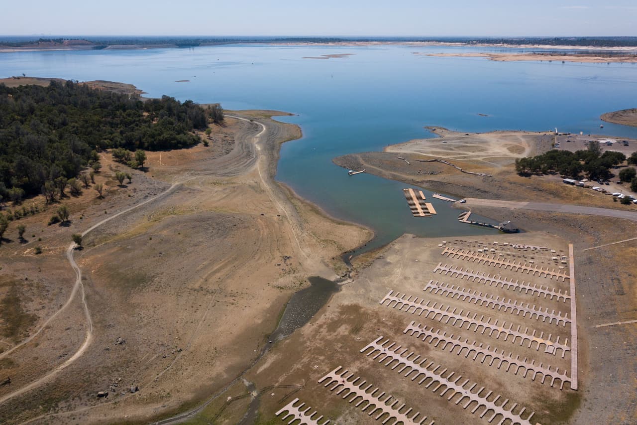 En esta imagen aérea se observa cómo la sequía ha afectado a la marina del lago Folsom, en El Dorado Hills, California. De acuerdo con el
<a href="https://droughtmonitor.unl.edu/CurrentMap/StateDroughtMonitor.aspx?CA" target="_blank">Drought Monitor</a>, 37,253,956 personas viven en áreas afectadas por la escasez de agua en el estado.