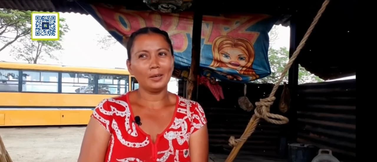 María Vargas, esposa de González, explica que su familia vive amontonada, a pesar de que su hijo duerme a las afueras del autobús porque simplemente no pueden pagar otra cama y si lo hicieran, no hay espacio para poder colocarla.
<br>
<br>