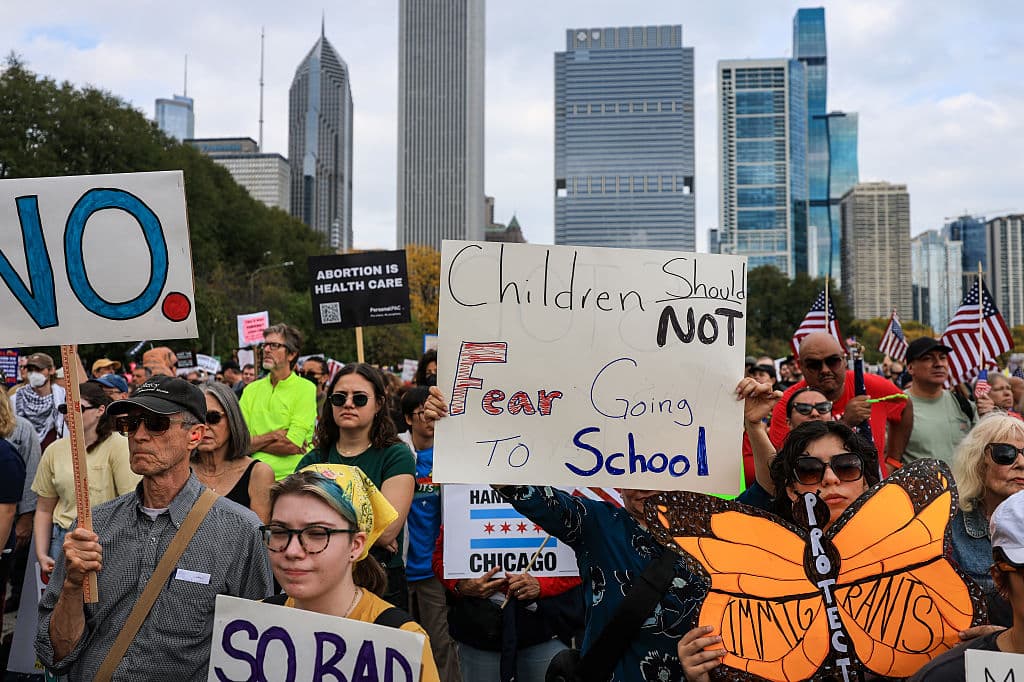 <b>Mensajes en los carteles. </b>Las pancartas revelan la creatividad del movimiento: “No Kings, Just Voices”, “Democracy Lives Here” y “Resist With Love”. Cada cartel representa una historia personal, un motivo distinto para salir a las calles.