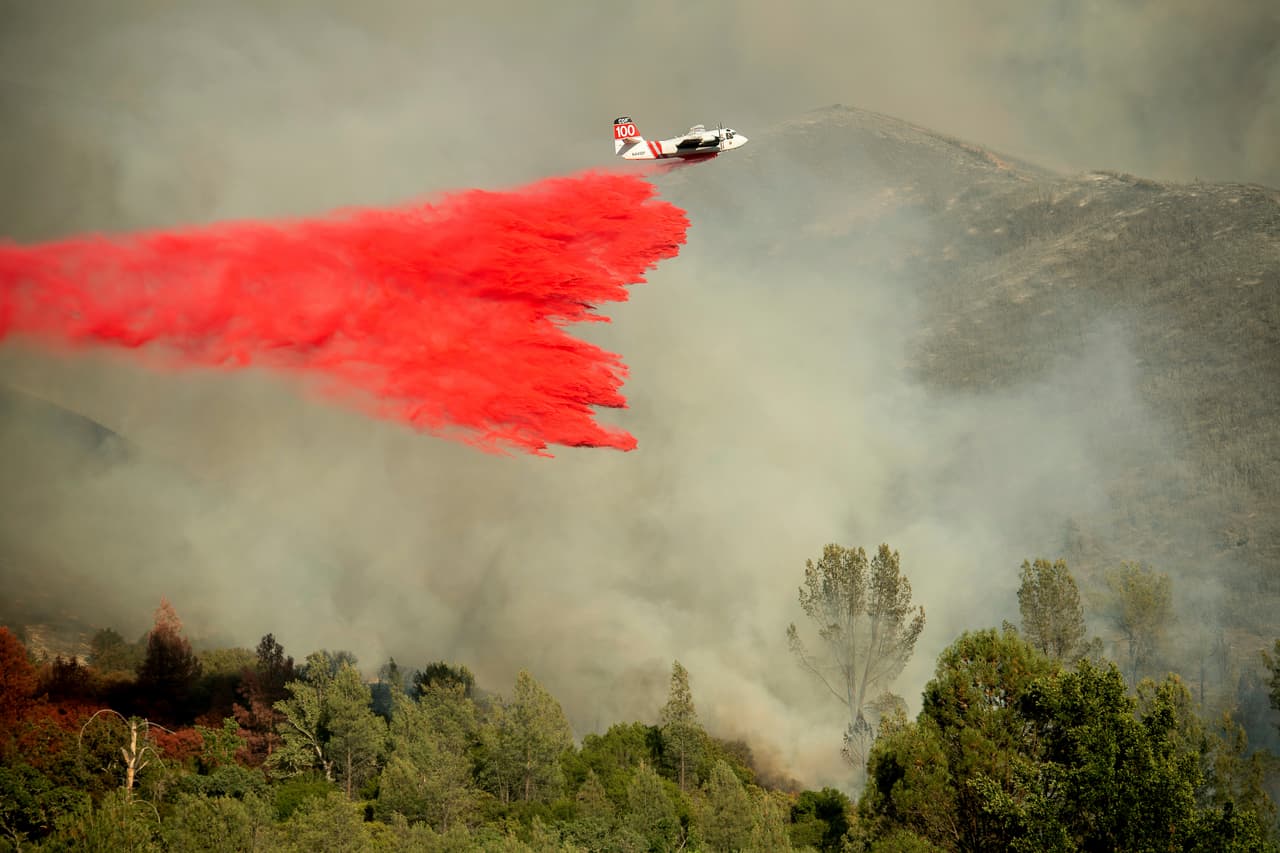 Los vientos erráticos y las altas temperaturas alimentan el fuego Pawnee en la región de Spring Valley.