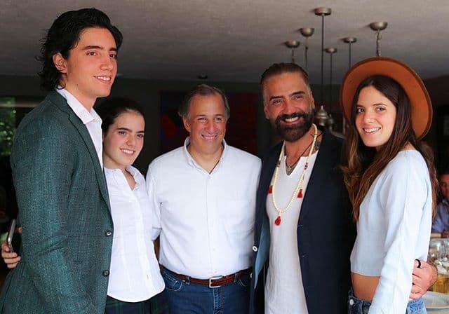 Comprometido con su proyecto, Alejandro Fernández Jr. estuvo al pendiente de cada detalle para realizar el sueño de "La Donitería".