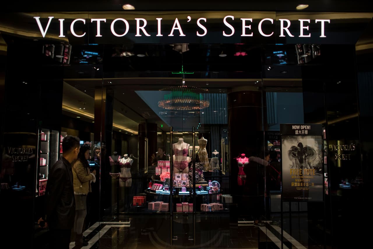 <b>Victoria Secret: </b>Victoria’s Secret ha extendido su política de devolución por 30 días adicionales hasta nuevo aviso. Si tiene el recibo original, puede devolver la mercancía dentro de los 120 días posteriores a la compra y obtener un reembolso de la forma de pago original. Las devoluciones sin recibo se reembolsarán con una tarjeta de regalo de la tienda.
<br>
<br>Consulte la
<b><a href="https://customercare.victoriassecret.com/app/answers/detail/a_id/2097/~/can-i-return-my-online-purchase-in-a-victorias-secret-store%3F" target="_blank">política de devolución actualizada de Victoria’s Secret.</a></b>