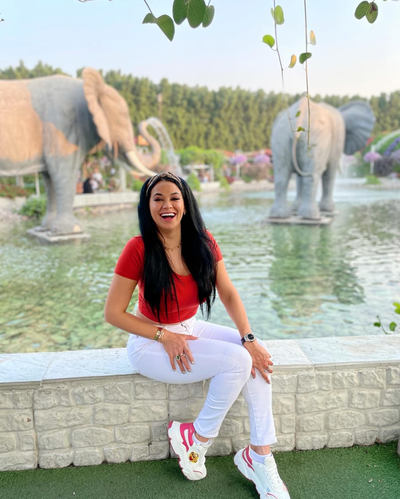 Roja, de pies a cabeza. ¿Le luce este color a Carlita?