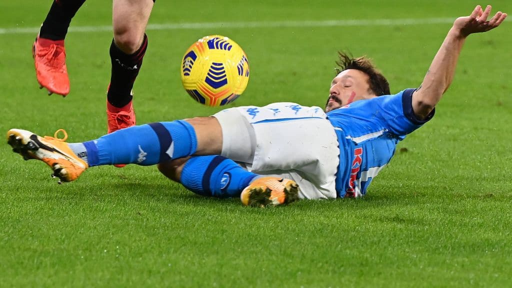 Zlatan Ibrahimovic, con doblete, y Jens Petter Hauge con gol de último minuto, le dan cómoda victoria al Milan ante el Napoli de Gatusso. El gol por parte de los napolitanos fue de Bakayoko; el mexicano Hirving Lozano jugó 53 minutos.