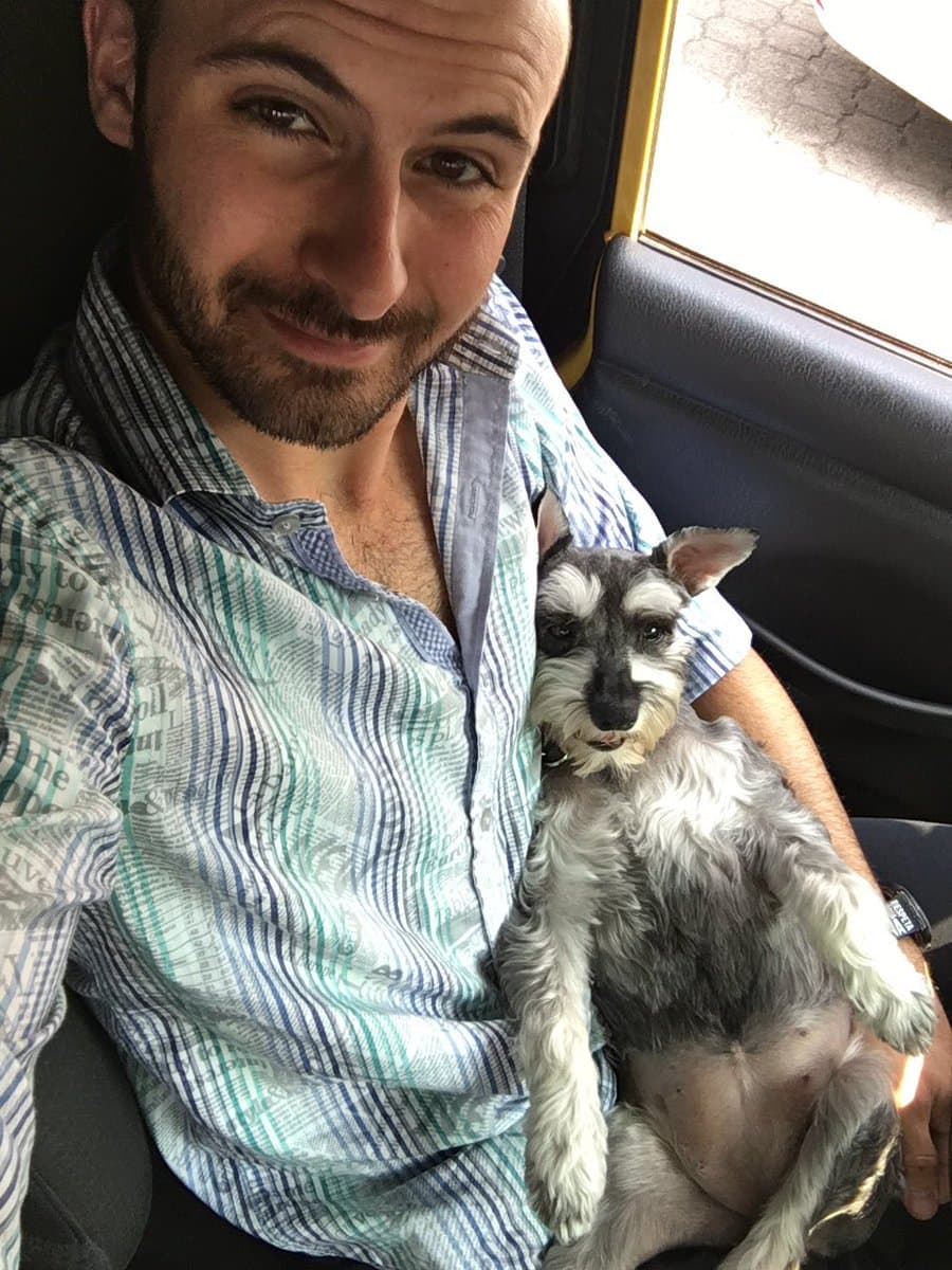 Esto tiene que ver con su calvicie y estatura: "Yo creo que un poco el aspecto físico, es un cuate (muchacho)
<b>bajito de estatura, pelón</b>, creo que todavía los productores no ven en la calle un montón de pelones", argumentó para defender a su hijo.