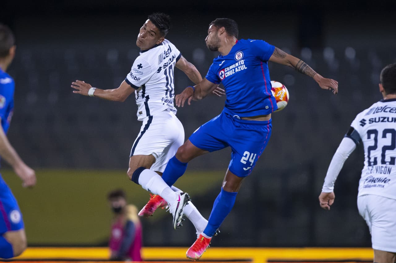 Con gol de Jonathan Rodríguez desde los once pasos, Cruz Azul sale victorioso en su visita a los Pumas 0-1. Cruz Azul retoma el liderato y los Pumas continúan hundidos entre los últimos puestos del torneo.