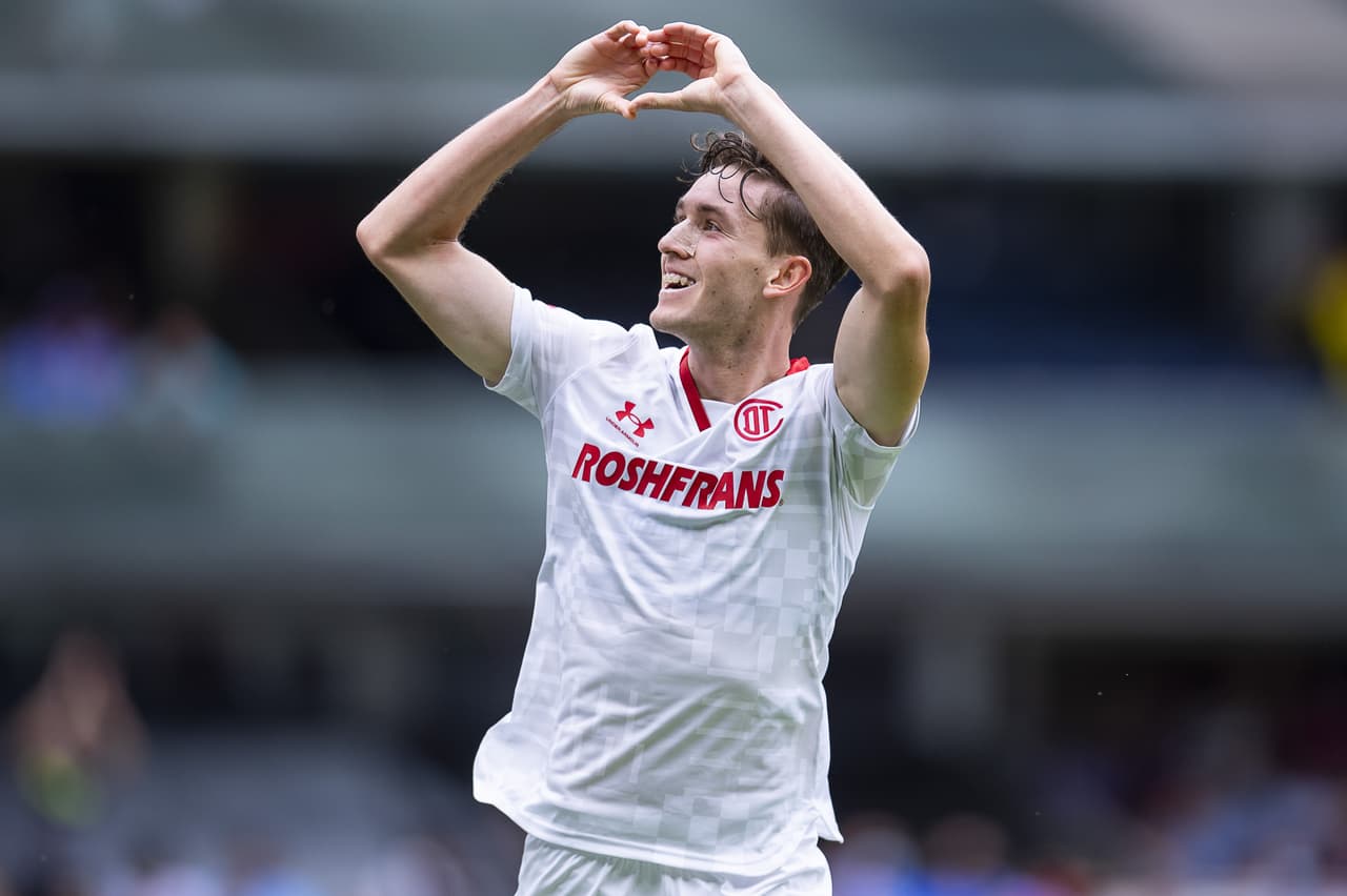 Toluca retomó el liderato del Apertura 2022 al imponerse a Cruz Azul en un partido protagonizado por el arbitraje.