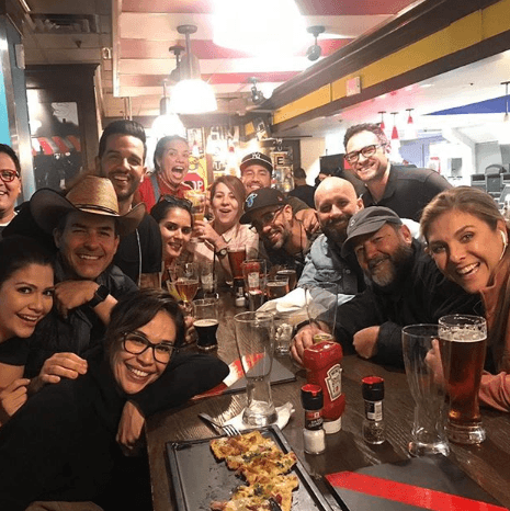 Ni las horas de retraso en los vuelos pudieron poner fin a la alegría. Así de felices esperamos el encuentro con nuestra gente de Los Ángeles.
<br>