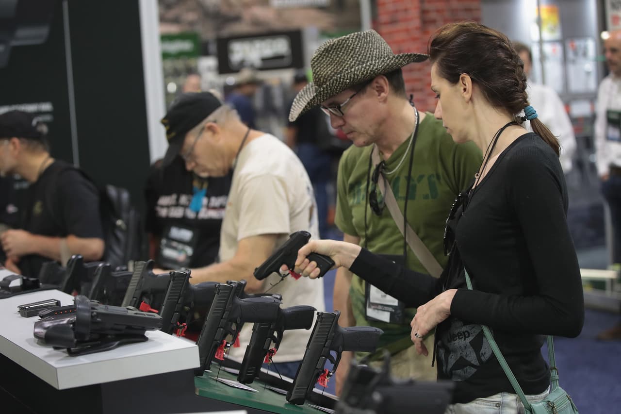 El gobernador de Georgia anuncia sus planes de presentar una medida que permitiría el porte de armas en público sin permiso