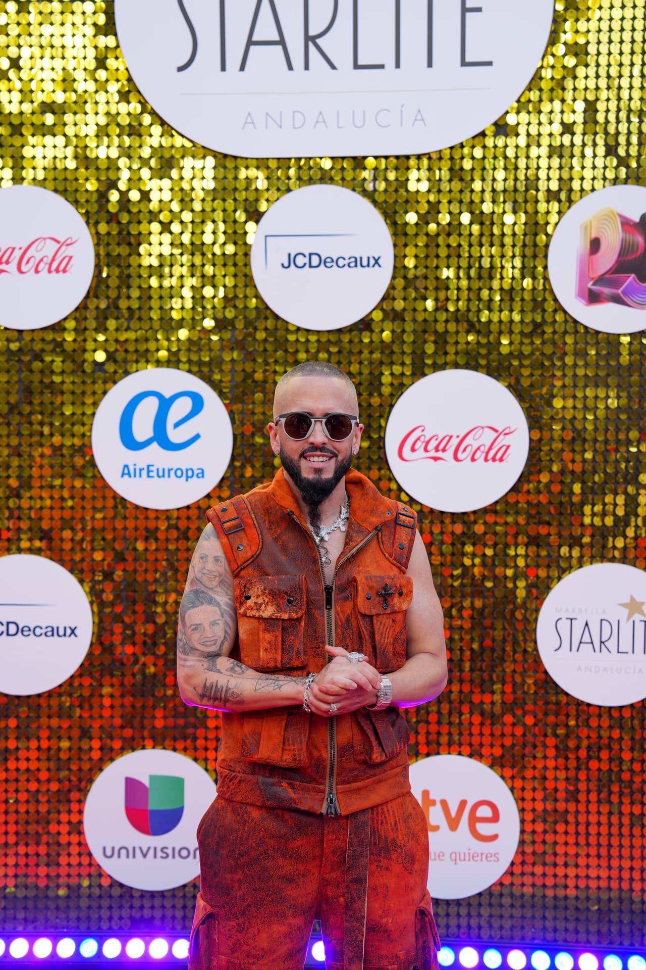 Yandel luciendo su look y sus tatuajes.