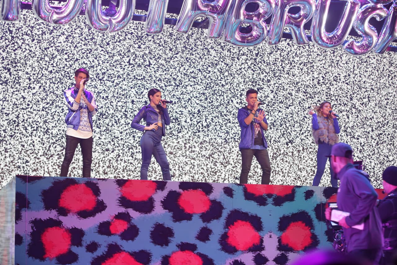 Chicos y chicas se unieron para formar bandas en el cuarto show en vivo.