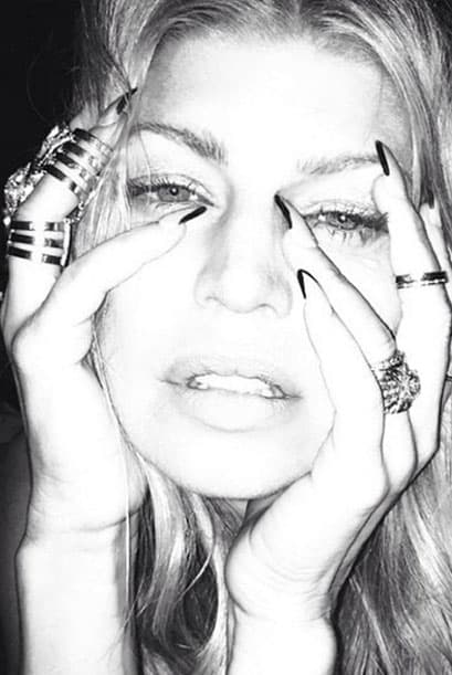 Cantantes como Fergie no han dudado ni un minuto en presumir las lindas joyas que tiene.