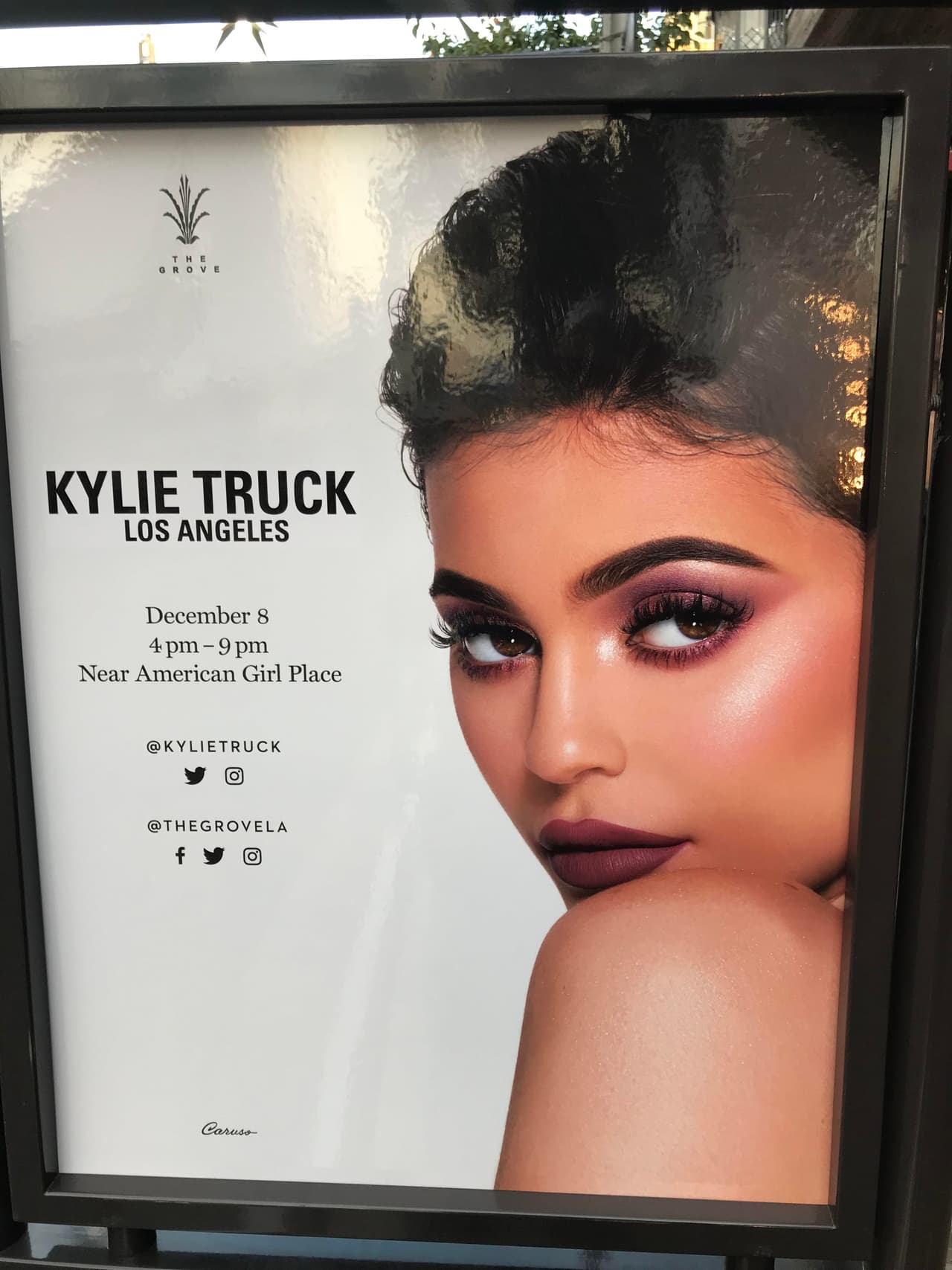 Aunque su fortuna todavía no alcanza el billón de dólares (americano), el crecimiento acelerado de su empresa de maquillaje
<b>Kylie Cosmetics</b> promete, según la revista, convertirla en la
<b>multimillonaria más joven </b>entre quienes han producido su capital en lugar de heredarlo.