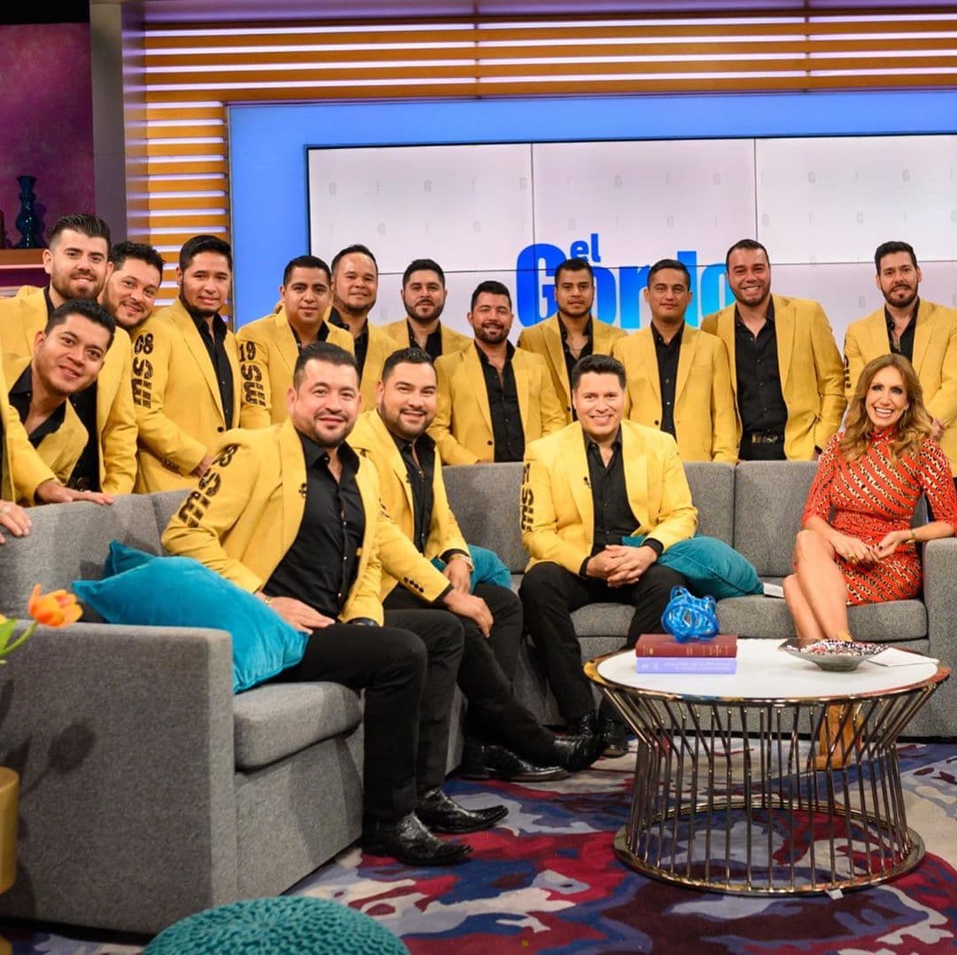 Y agregó: “Gracias a cada uno de ustedes que ha sido parte de nuestras aventuras y que han tomado un minuto de su tiempo para felicitarnos y desearnos cosas buenas. Gracias por aguantarnos tantos años. Gracias Univision por tanto apoyo a nuestras locuras. Seguimos”.