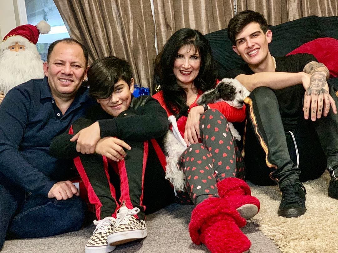 Es evidente que el tema le molesta a Adriel, incluso su madre, Elizanet Favela se dijo sorprendida de la actitud de su hijo: "No sé proqué reacciona así y me duele, ojalá reaccione porque para mi ese pequeño es mi nieto", declaró a un programa de televisión.