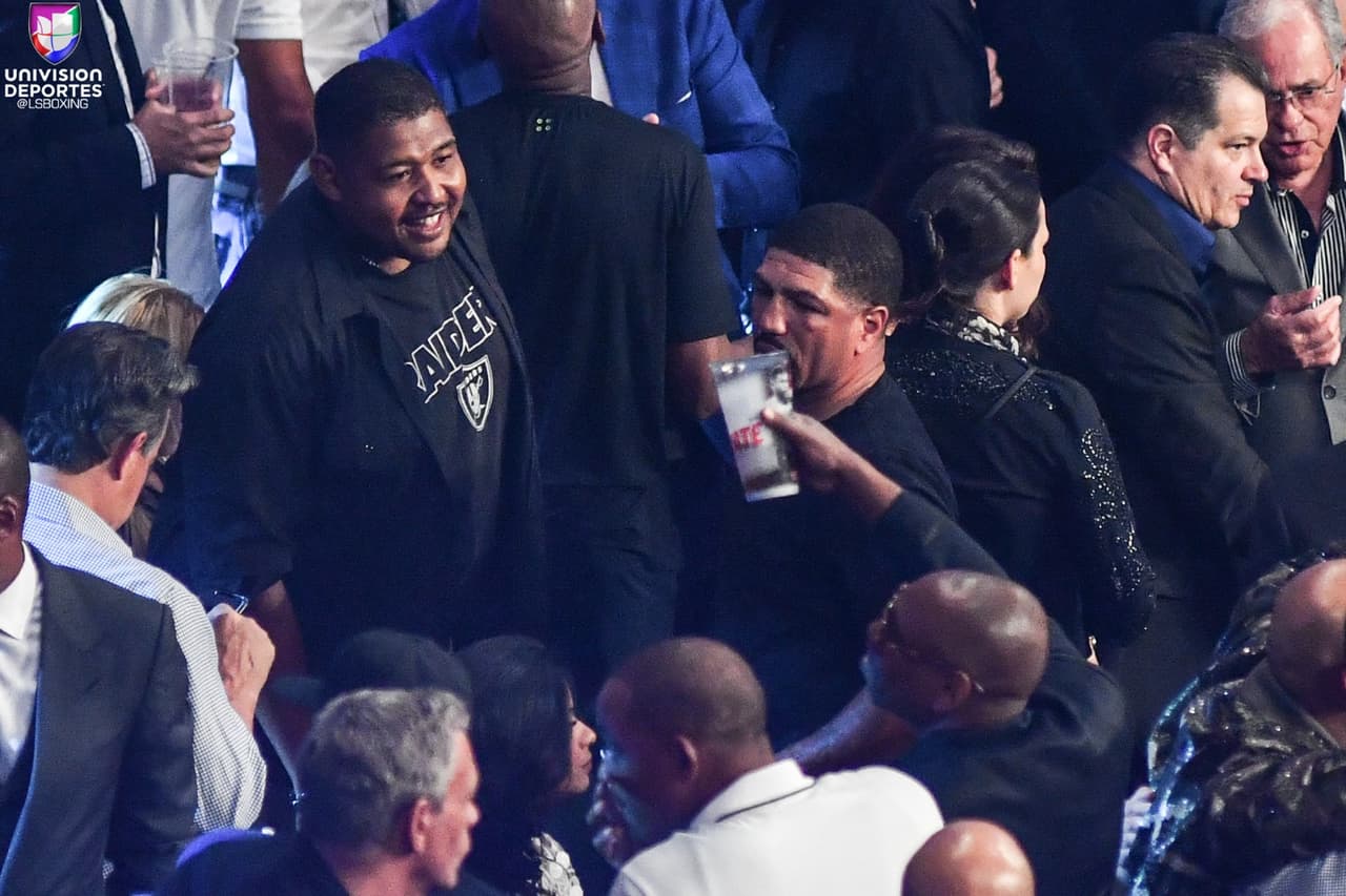 Winky Wright (der) excampeón mundial, tambien diciendo presente en la pelea. (Foto: Lester Silva)