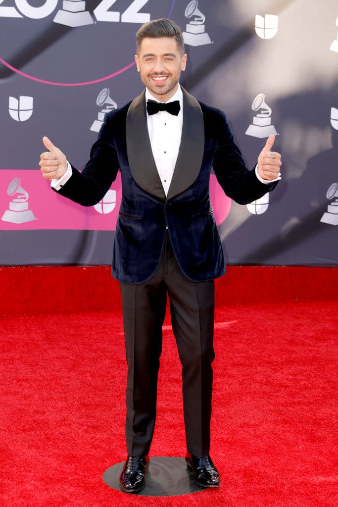 El periodista español,
<b> Borja Voces</b>, posó con un tuxedo de terciopelo.