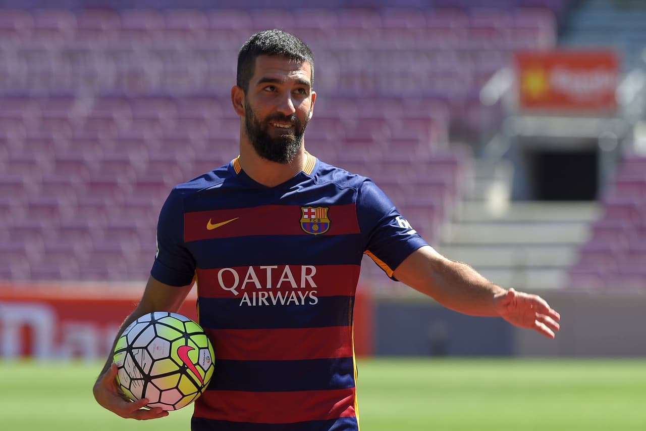 Arda Turan, presentado con el Barcelona ante 6 mil aficionados en el Camp Nou